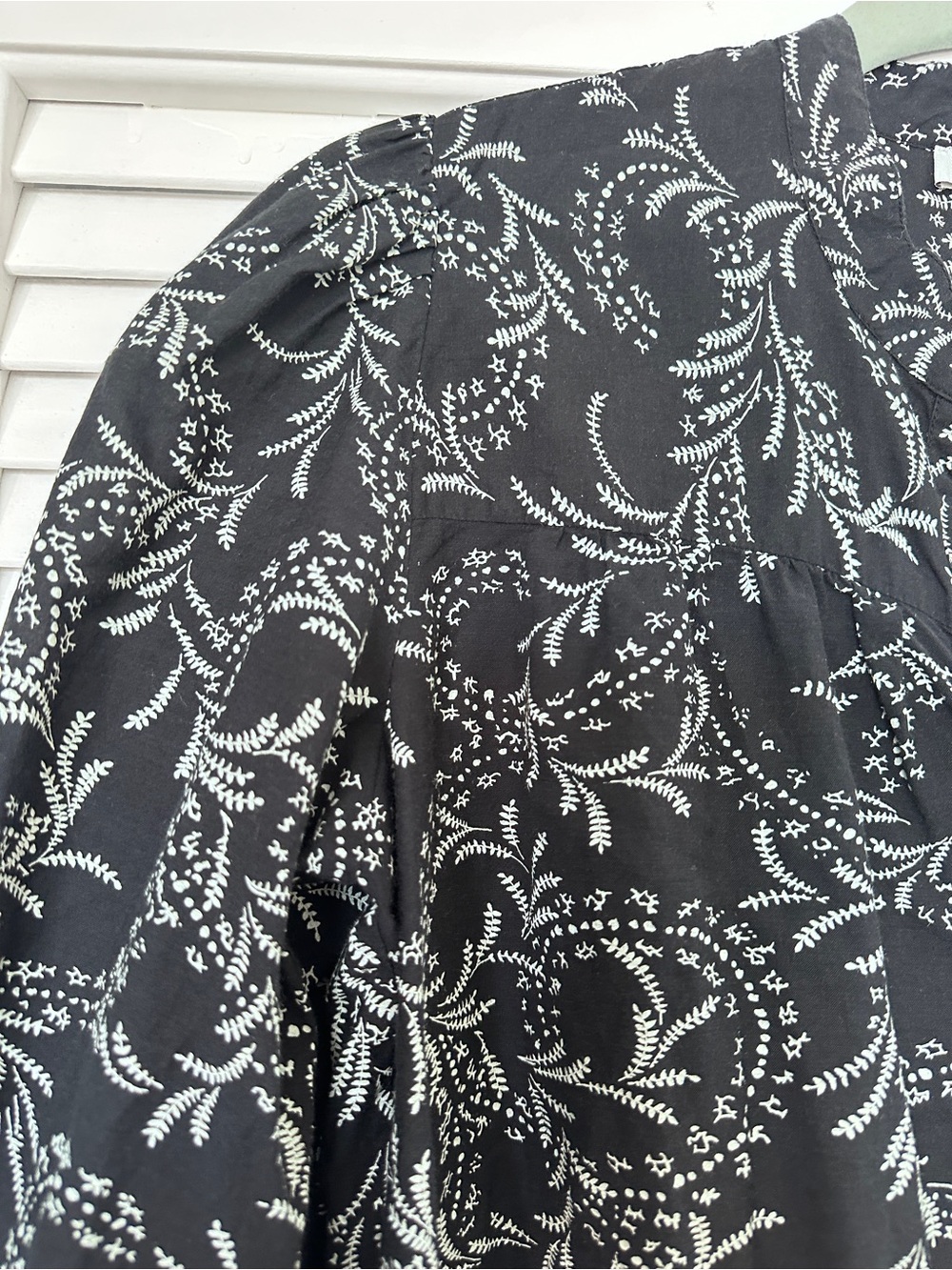 Joie Maleah Cotton Blend Black White Floral Vine Print V-Neck Pleated Blouse XS - Picture 4 of 15